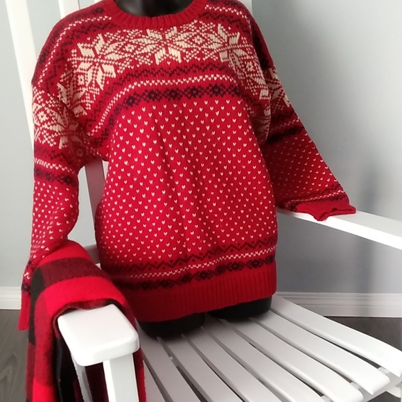 VINTAGE||💯%Wool || Crew Neck Sweater - Picture 3 of 12